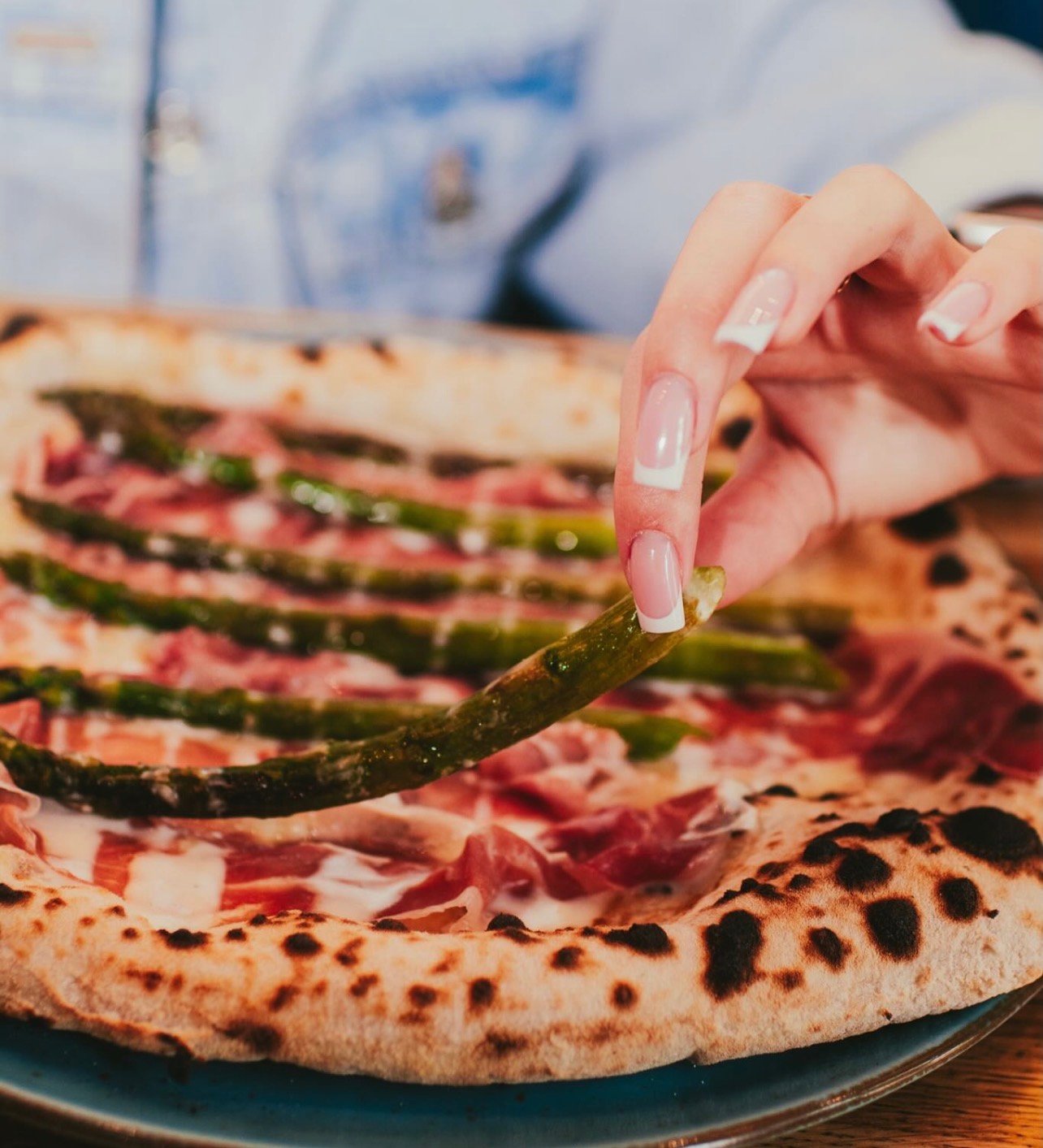 Crudo — Białe ciasto, prosciutto crudo dodajemy po wyjęciu z pieca.