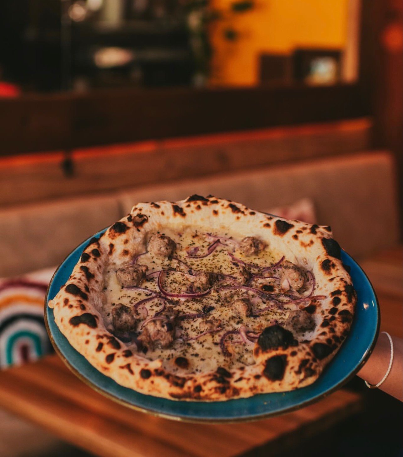Pizza z pieca opalanego drewnem na blacie w Rico Pizza